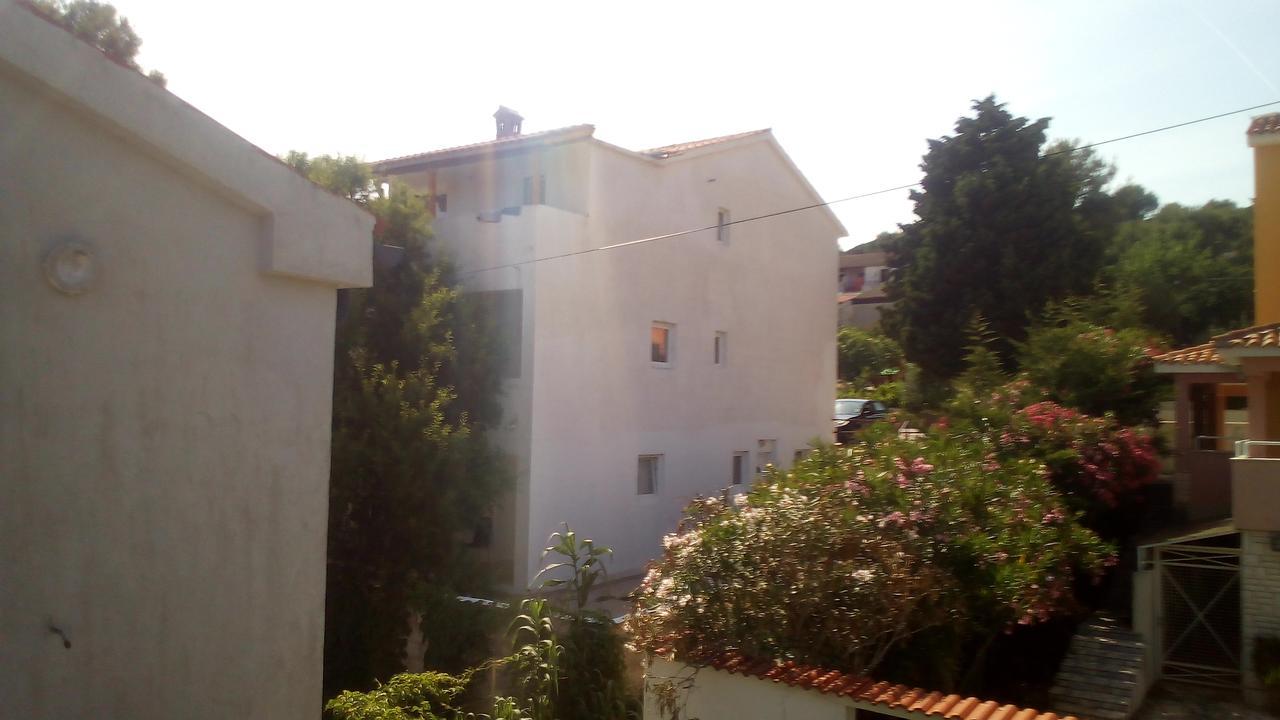 Apartments And Rooms Camelia Premantura Bagian luar foto